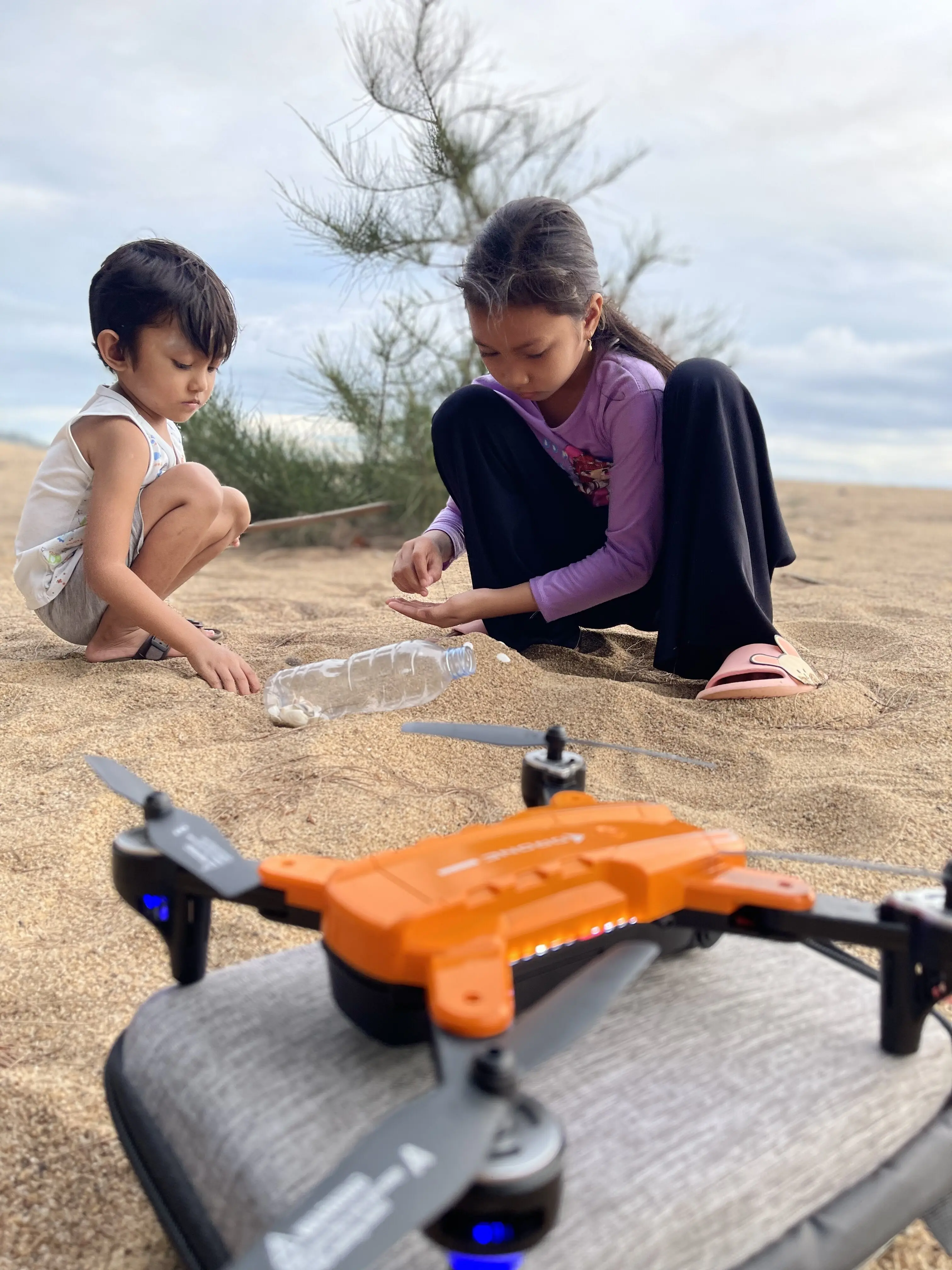 Junge beim Spielen in der Sporthalle aus seitlicher Perspektive.